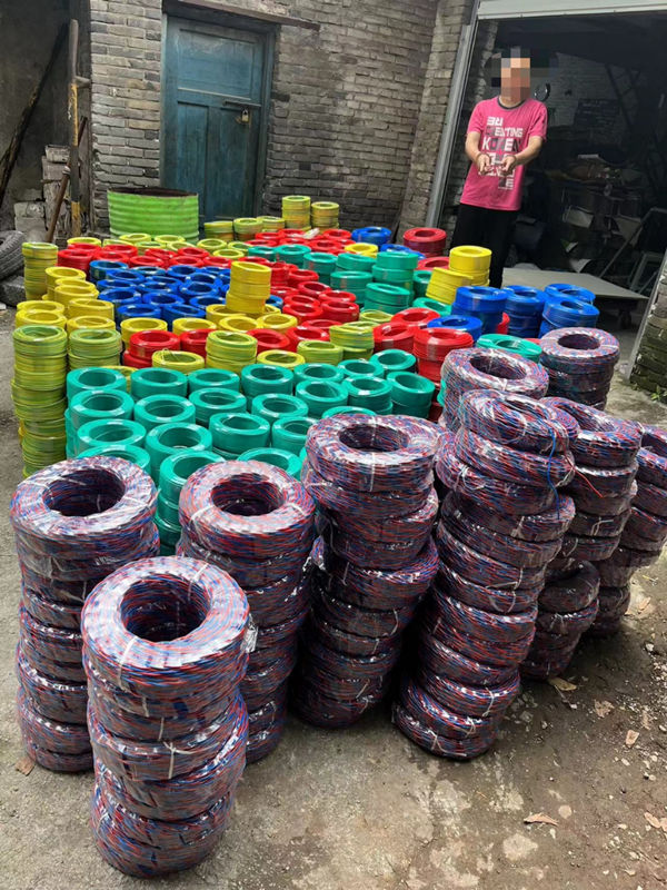 嫌疑人指認假冒品牌電線。重慶市公安局打假總隊供圖