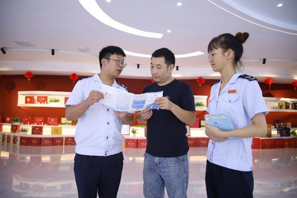 9月20日，豐都縣稅務(wù)人員走進(jìn)當(dāng)?shù)仄髽I(yè)，宣傳講解納稅信用相關(guān)政策。張凌云攝