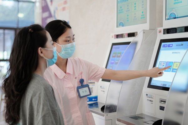 指導(dǎo)就診。永川區(qū)婦幼保健院供圖