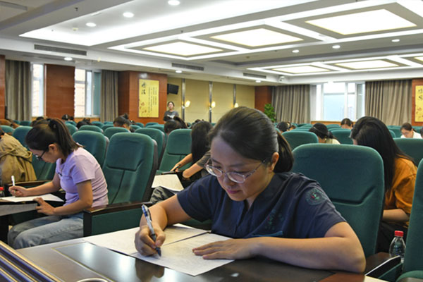 綜合筆試現(xiàn)場。璧山區(qū)婦幼保健院供圖