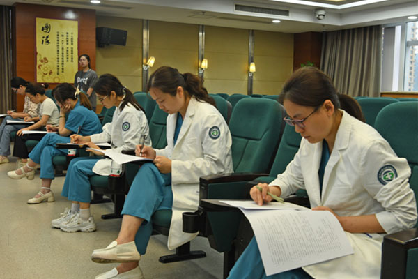 綜合筆試現(xiàn)場。璧山區(qū)婦幼保健院供圖