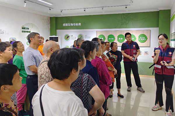 工作人員為參觀者講解。江津區(qū)疾控中心供圖