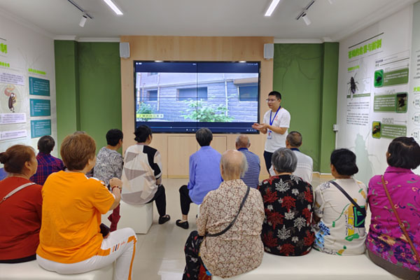工作人員為參觀者講解。江津區(qū)疾控中心供圖