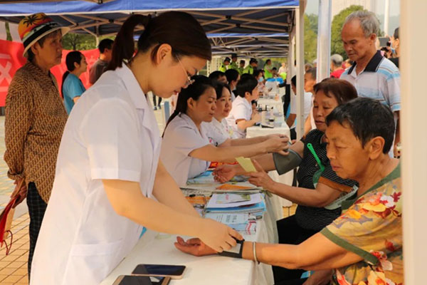 全國(guó)科普日義診活動(dòng)現(xiàn)場(chǎng)。江津區(qū)中醫(yī)院供圖