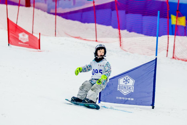 沙坪壩區(qū)第六屆運(yùn)動(dòng)會(huì)滑雪比賽(青少年組)比賽現(xiàn)場(chǎng)。主辦方供圖