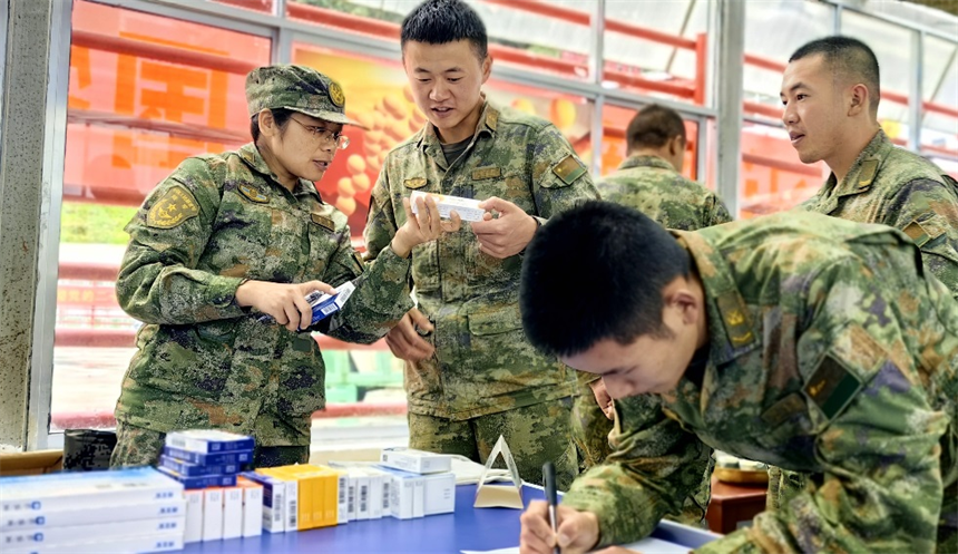 醫(yī)療隊(duì)藥師為官兵提供專業(yè)詳細(xì)的用藥指導(dǎo)。曾理攝