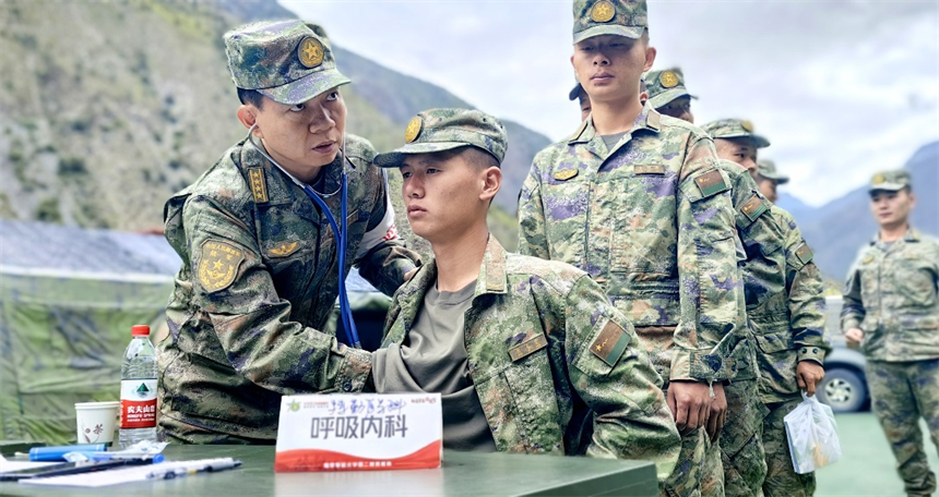 醫(yī)療隊(duì)專家為邊防戰(zhàn)士們進(jìn)行健康體檢。曾理攝