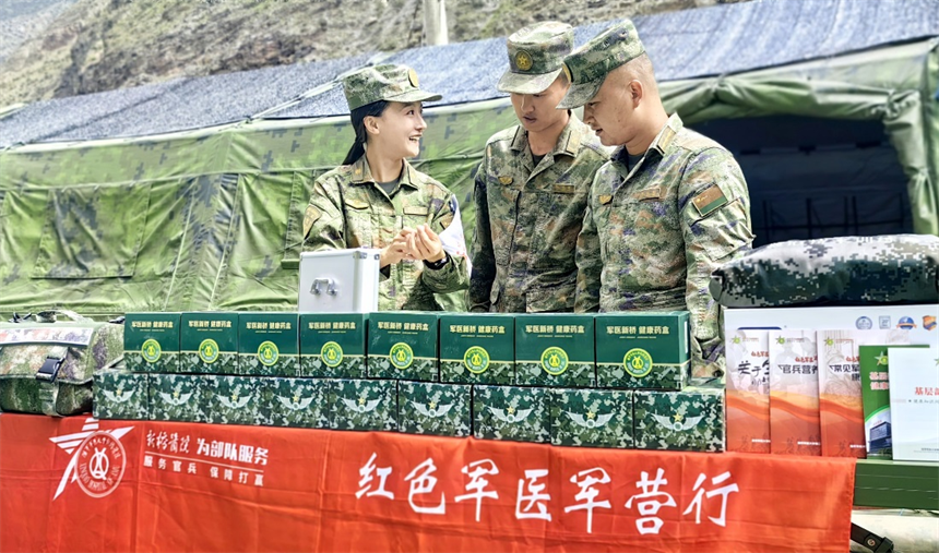 醫(yī)療隊(duì)為邊防官兵攜帶健康巡診包，為大家提供檢驗(yàn)服務(wù)。曾理攝