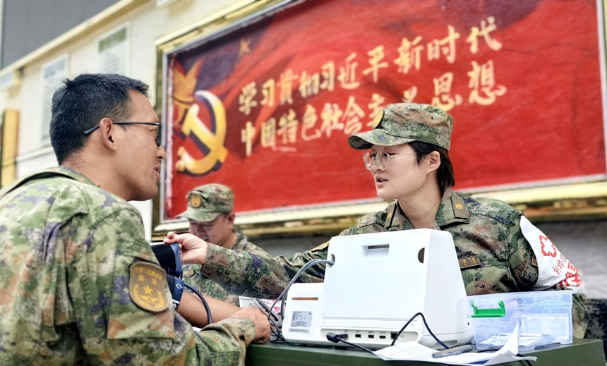醫(yī)療隊(duì)專家為邊防官兵進(jìn)行健康體檢。曾理攝