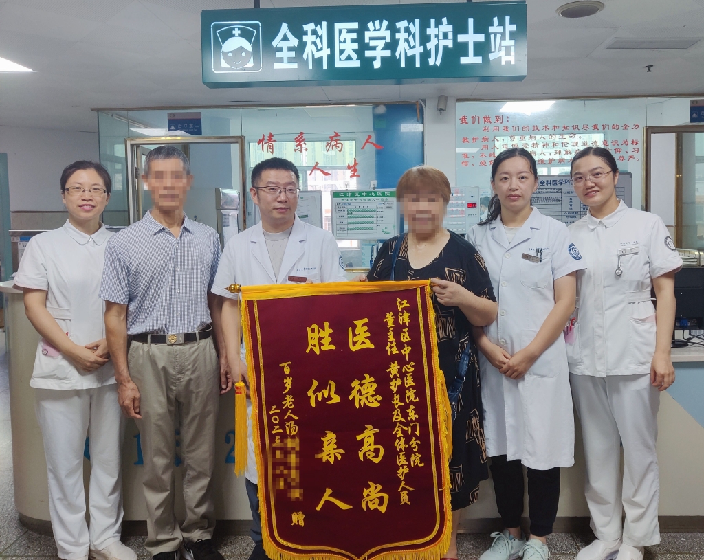 家屬再次送來錦旗。院方供圖