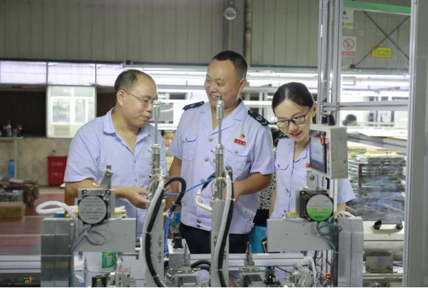 9月12日，忠縣稅務人員走進南泰電子有限公司生產車間，了解企業(yè)生產情況和涉稅需求，征集意見建議。宋棚祥攝