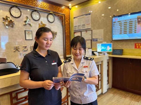 9月25日，武隆區(qū)稅務(wù)人員走訪酒店宣傳最新稅費(fèi)優(yōu)惠政策，輔導(dǎo)申報(bào)、開(kāi)票事宜。傅婧攝