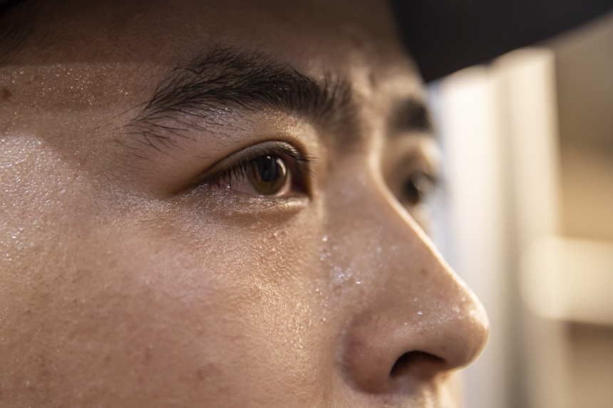 黃同川布滿血絲的眼睛。胡勇攝