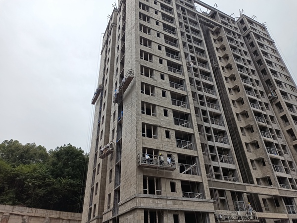 融創(chuàng)璧山城南項(xiàng)目現(xiàn)場，工人正在施工。重慶市住房城鄉(xiāng)建委供圖