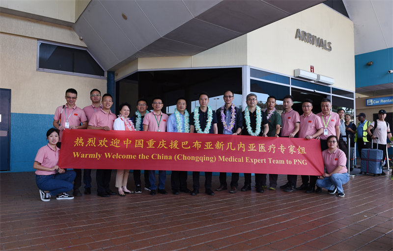 第12批中國（重慶）援巴新醫(yī)療隊到機場迎接短期專家組一行。黃楓攝