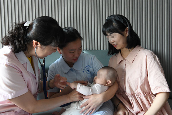 醫(yī)護(hù)人員入戶探視。璧山區(qū)婦幼保健院供圖