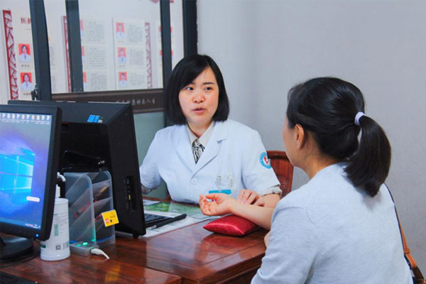 門診坐診。江津區(qū)婦幼保健院供圖