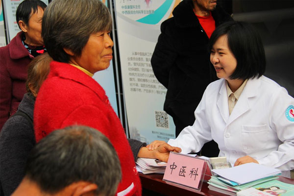 義診。江津區(qū)婦幼保健院供圖