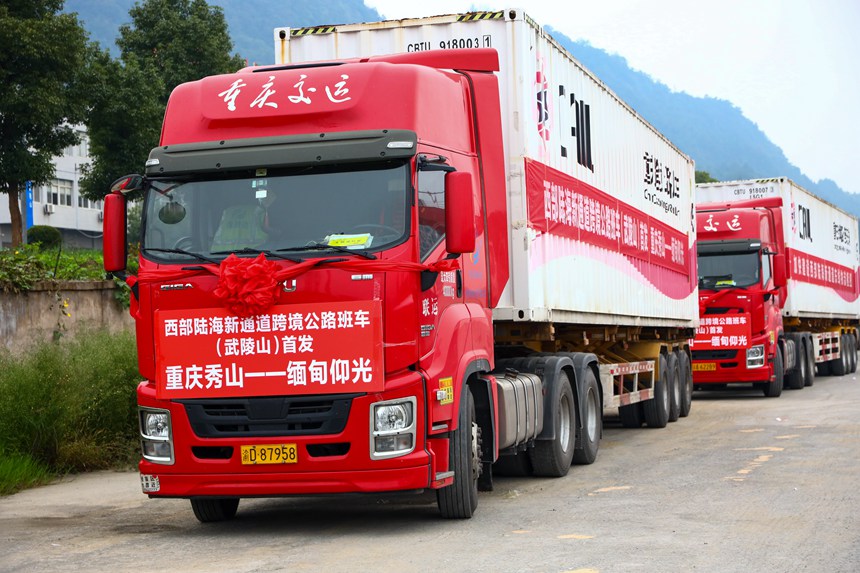 10月12日，整裝待發(fā)的中緬公路班車。黃圯攝