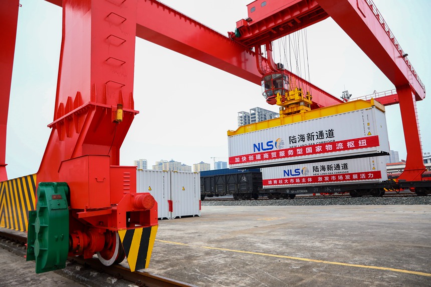 10月12日，秀山站貨場內(nèi)龍門吊正在吊裝西部陸海新通道集裝箱。黃圯攝