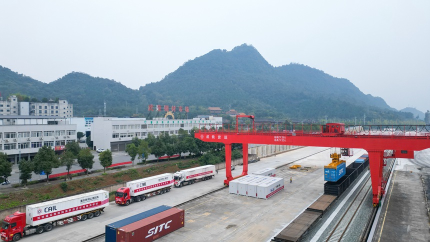 10月12日，秀山站貨場(chǎng)內(nèi)，龍門(mén)吊正在將集裝箱吊裝至列車(chē)上。黃圯攝