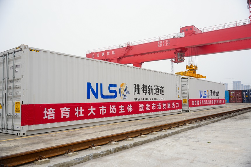 10月12日，陳列在貨場等待吊裝的西部陸海新通道集裝箱。黃圯攝