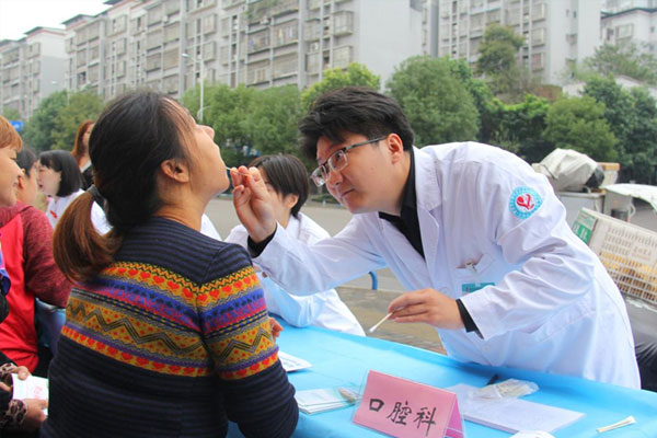 口腔檢查。江津區(qū)婦幼保健院供圖