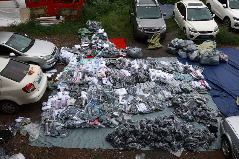 警方在重慶查獲的大量假冒偽劣服飾。巴南區(qū)公安分局供圖