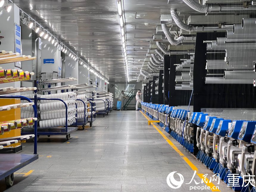 重慶華鋒的生產(chǎn)車間。人民網(wǎng)記者 胡虹攝
