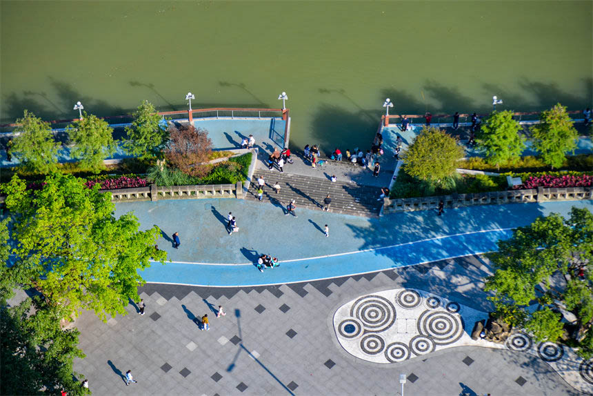 市民和游客紛紛來(lái)到江岸，欣賞蓄水帶來(lái)的平湖美景。付作嬌攝