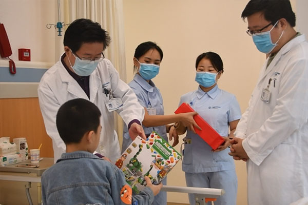 醫(yī)院給患兒送禮物。重慶仁品耳鼻喉醫(yī)院供圖