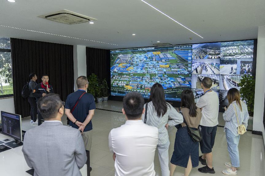 10月17日，在“解碼‘小巨人’——專精特新看中國”網(wǎng)上主題宣傳（重慶站）活動中，媒體記者來到重慶華峰新材料產(chǎn)業(yè)園，了解企業(yè)創(chuàng)新發(fā)展情況。郭睿攝