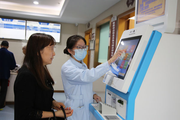 開(kāi)展導(dǎo)診服務(wù)。合川區(qū)中醫(yī)院供圖