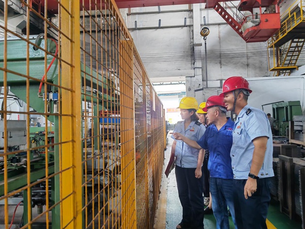 沙坪壩區(qū)稅務(wù)人員來到重慶紅旗彈簧有限公司車間，了解生產(chǎn)工藝流程，宣講稅費(fèi)優(yōu)惠政策。王海渝攝