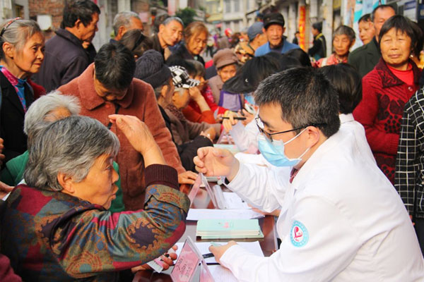 服務(wù)提優(yōu)，開展健康教育進鄉(xiāng)村活動。江津區(qū)婦幼保健院供圖