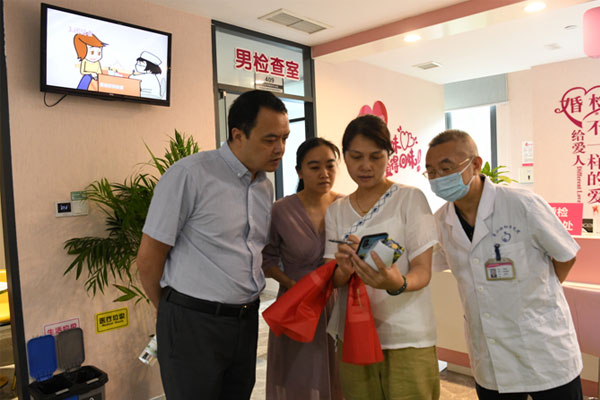 璧山區(qū)婦幼保健院黨委書記黃杰在婚檢中心與業(yè)務(wù)科室探討“好孕來”服務(wù)線。璧山區(qū)婦幼保健院供圖