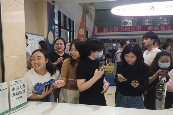 群眾咨詢中國人壽一站式服務(wù)窗口。璧山區(qū)婦幼保健院供圖