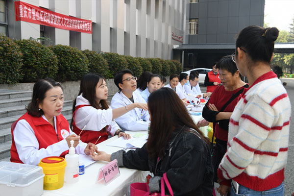 醫(yī)院院長彭彩碧參加義診為群眾服務(wù)。璧山區(qū)婦幼保健院供圖