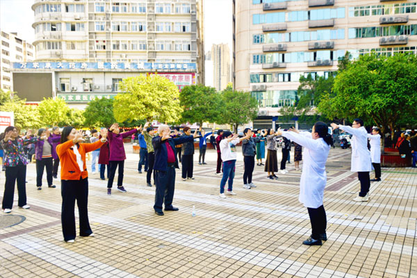 醫(yī)務(wù)人員教授老人養(yǎng)身操 。陶涵攝