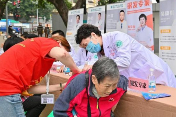 義診活動。任仕琴攝