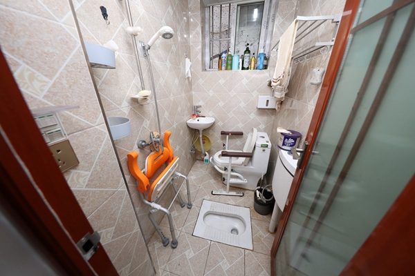 沙坪壩區(qū)居家適老化改造，為腿腳不便的空巢老人改造衛(wèi)生間。重慶市民政局供圖