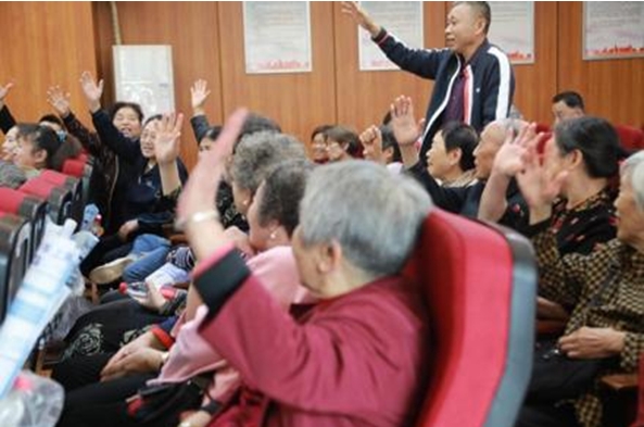 社區(qū)居民在講堂互動。重慶市反詐騙中心供圖