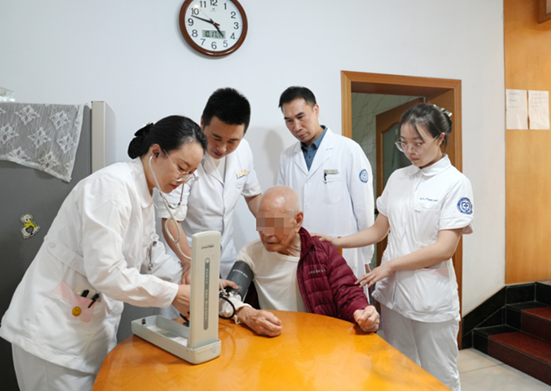 醫(yī)護人員上門為老人檢查。重慶大學(xué)附屬江津醫(yī)院供圖