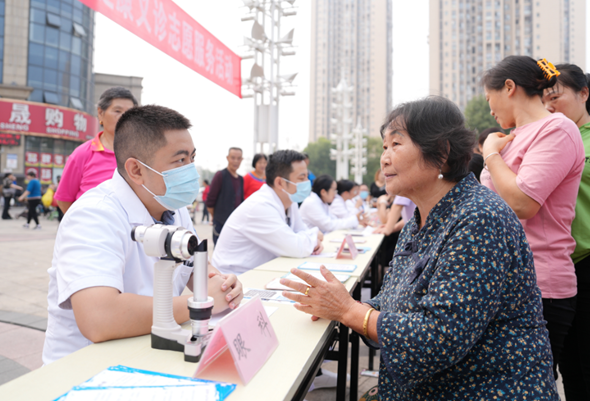 健康咨詢。重慶大學(xué)附屬江津醫(yī)院供圖