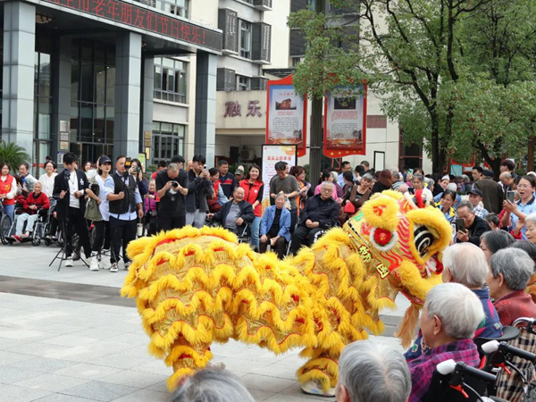 重慶理工大學(xué)的學(xué)生們?yōu)槔先藥硇血{表演。重慶市第一社會福利院供圖