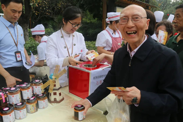 老人們參與游戲抽獎。重慶市第一社會福利院供圖