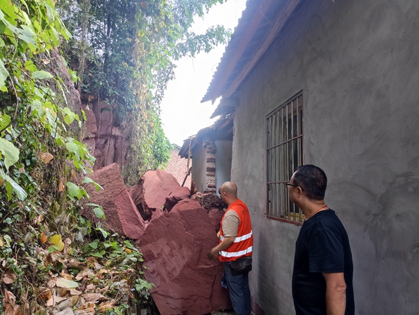 《立即行動(dòng)》。9月12日，永川區(qū)規(guī)劃自然資源局收到大安鎮(zhèn)提供的地災(zāi)災(zāi)情信息，立即組織駐守地質(zhì)專家趕赴現(xiàn)場(chǎng)開展調(diào)查，確保人員撤離現(xiàn)場(chǎng)，并提出了搬遷避讓的應(yīng)急處置建議。黃 捷 攝