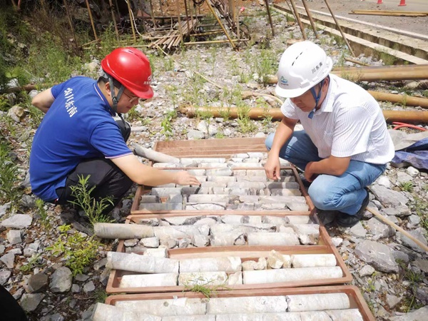 《同商議共解決》。在合川三匯鎮(zhèn)木姚路邊坡應(yīng)急勘查項(xiàng)目上，通過(guò)通過(guò)觀察巖心等手段確定危巖崩塌的治理措施。孫煜攝