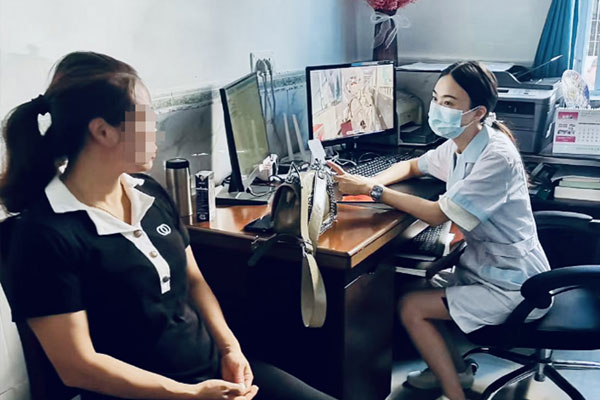 “縣聘鄉(xiāng)用”醫(yī)生坐診。長壽區(qū)衛(wèi)生健康委供圖