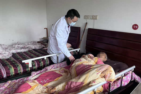 詢問(wèn)健康狀況。璧山區(qū)第二人民醫(yī)院供圖